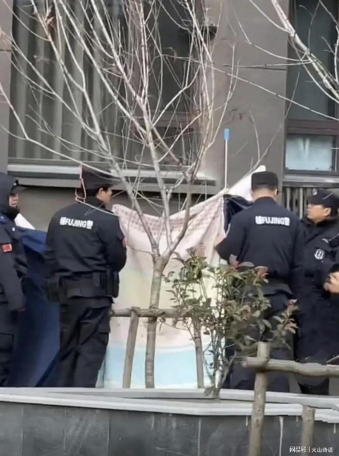业主在自家6楼阳台晒被褥时一不小心坠亡…AG凯发成为马竞合作太惨了！网传南通一(图1)
