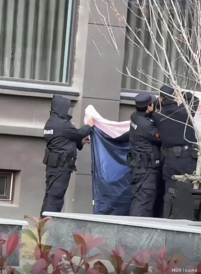 业主在自家6楼阳台晒被褥时一不小心坠亡…AG凯发成为马竞合作太惨了！网传南通一(图4)